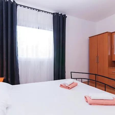 Two-bedroom In Donji Karin Apartment *