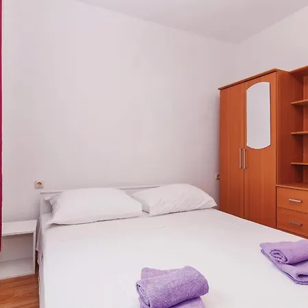 Two-bedroom In Donji Karin *